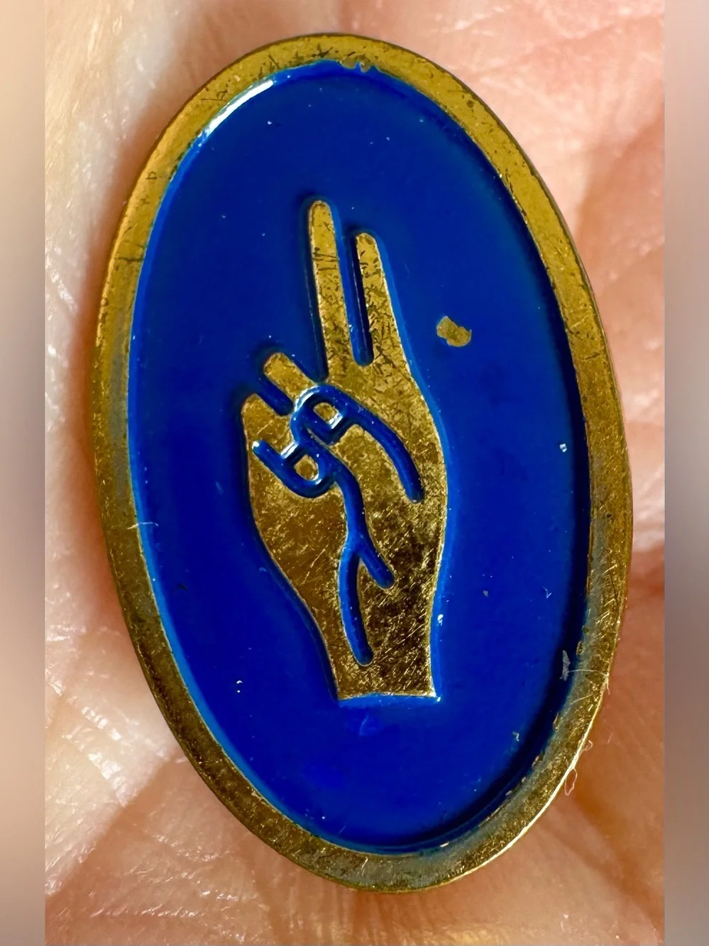 Girl Scouts Brownies Two-Fingers Salute Pin/Pinback Blue Enameled Vintage #1745